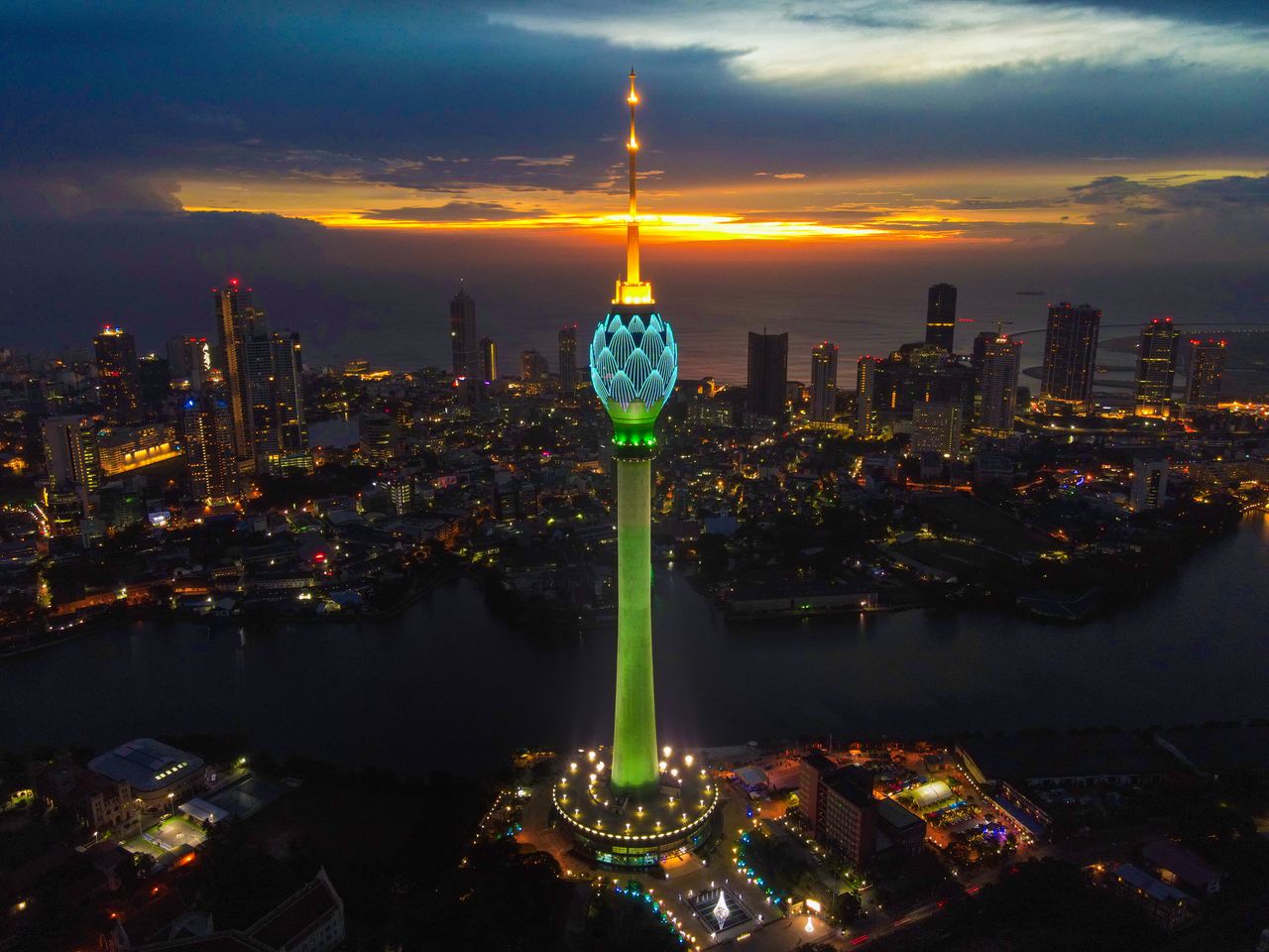 beleuchteter Lotus Tower in Colombo, Sri Lanka, am Abend