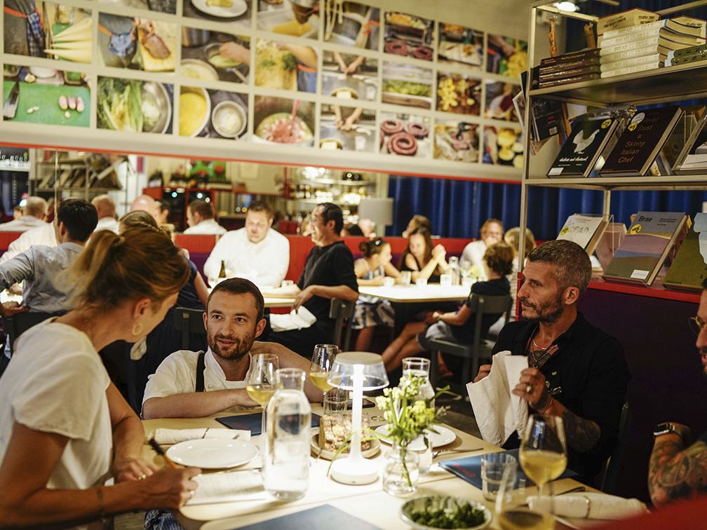 Tinka Dippel sitzt mit David und James Ardinast im Restaurant Emma Metzler in Frankfurt