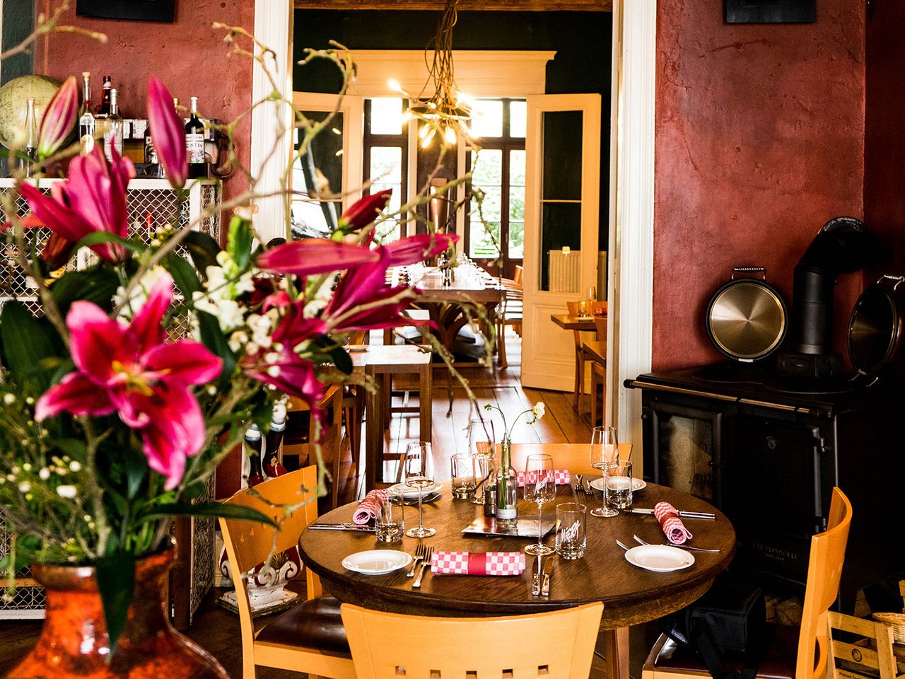 leerer Tisch und Blumen im Restaurant Miera