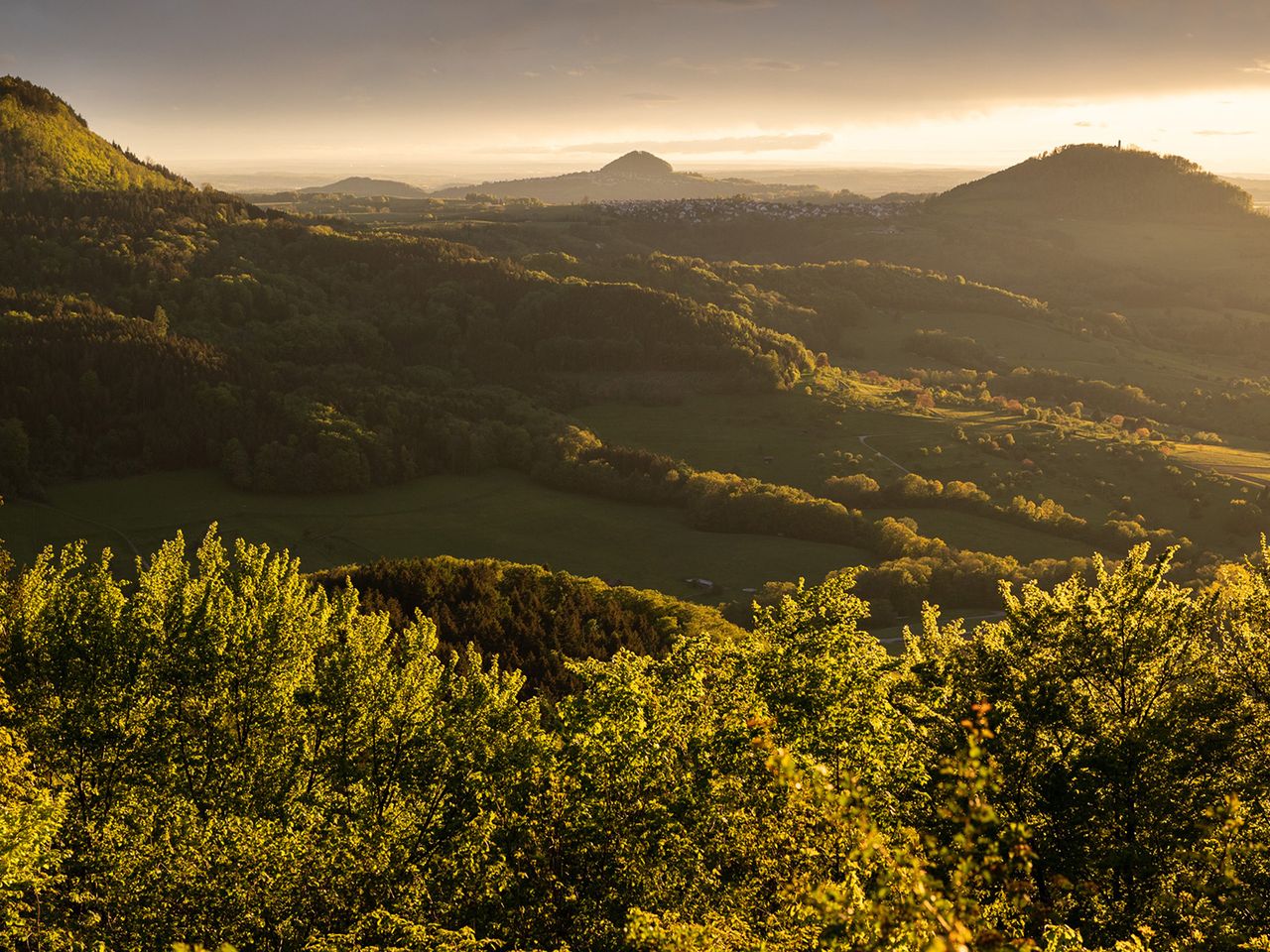 Stauferschleife: Dreikaiserberge im Sonnenuntergang, von Hornberg aus gesehen, von links nach rechts: Stuifen, Hohenstaufen und Rechberg