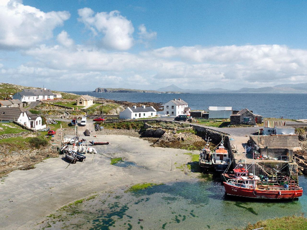 Malerischer Hafen auf der irischen Insel Inishbofin