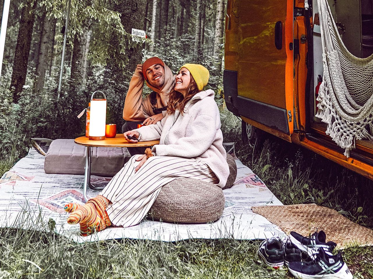 Yvonne Pferrer und Jeremy Grube vor ihrem ausgebauten Van