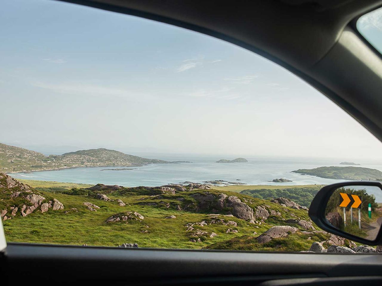 Ein Campervan auf einem Roadtrip durch Irland