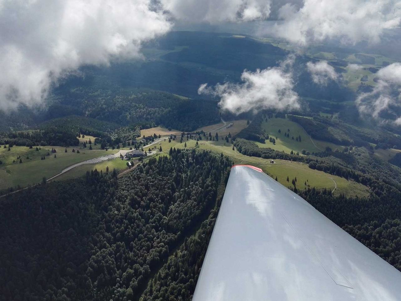 Flugzeug über dem Kandel, Zweitälerland im Schwarzwald