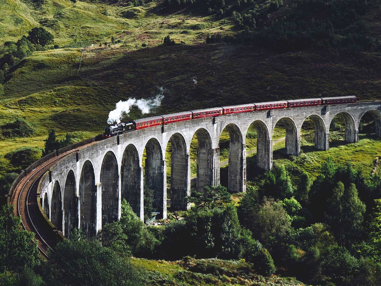 Glenfinnan Viadukt in Schottland im Jacobite Steam Train
