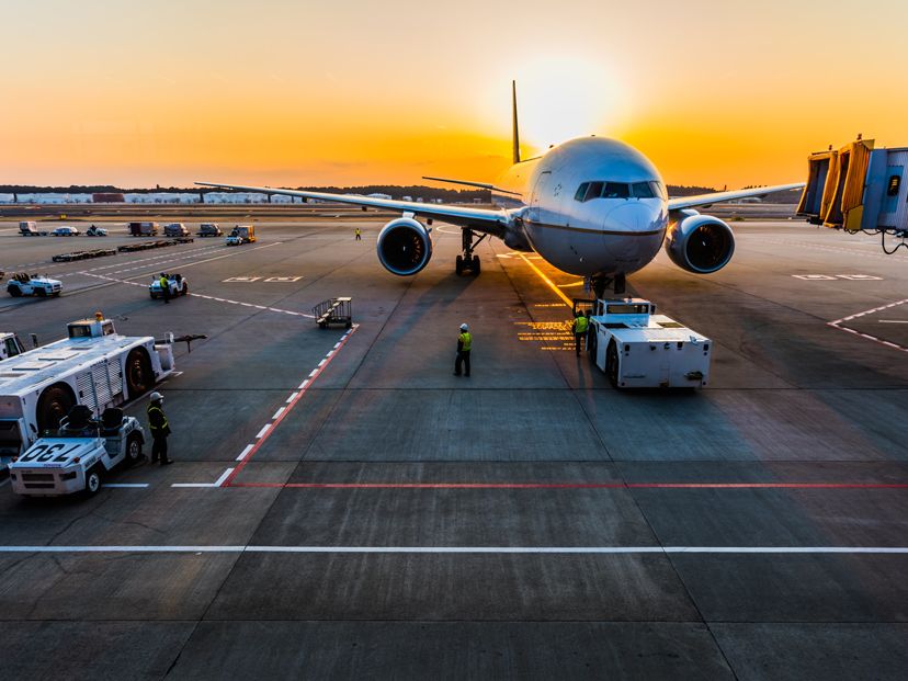 Sonnenuntergang am Flughafen