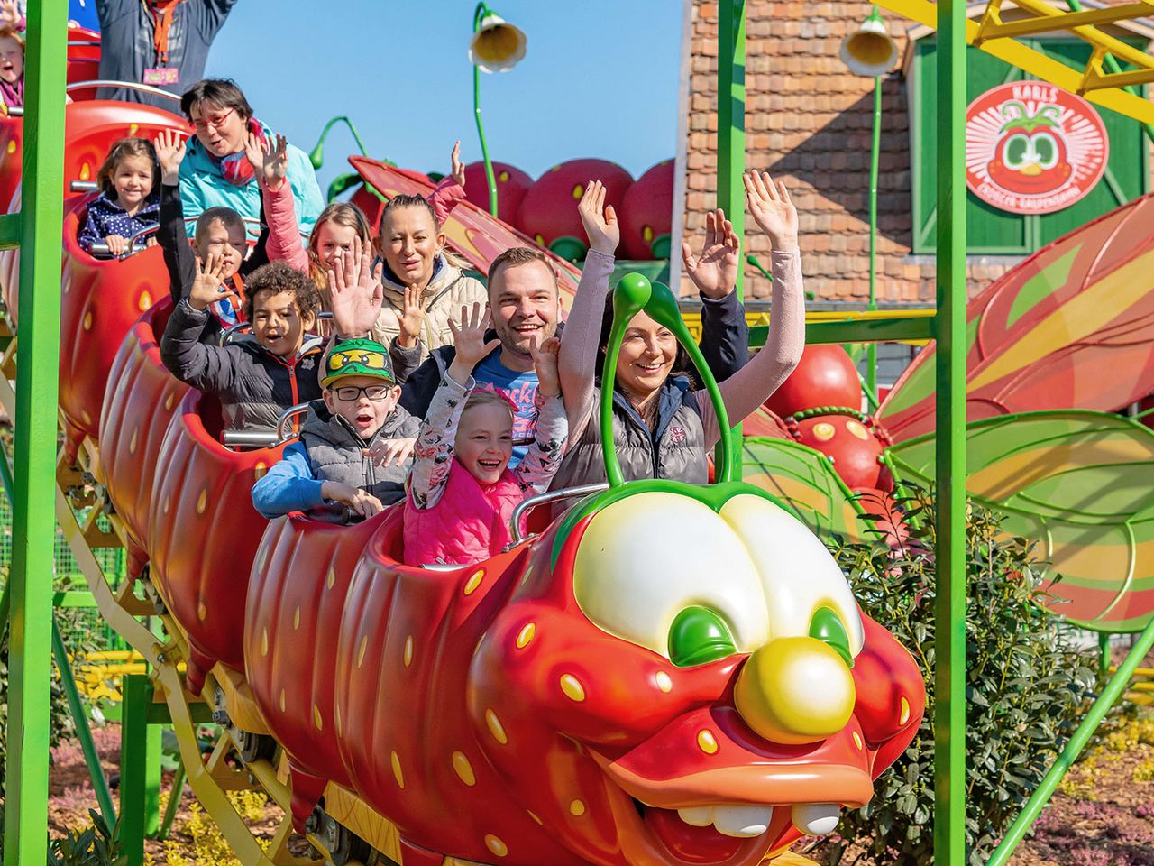 Freizeitpark Karls Erlebnisdorf, Menschen fahren mit der Raupenbahn