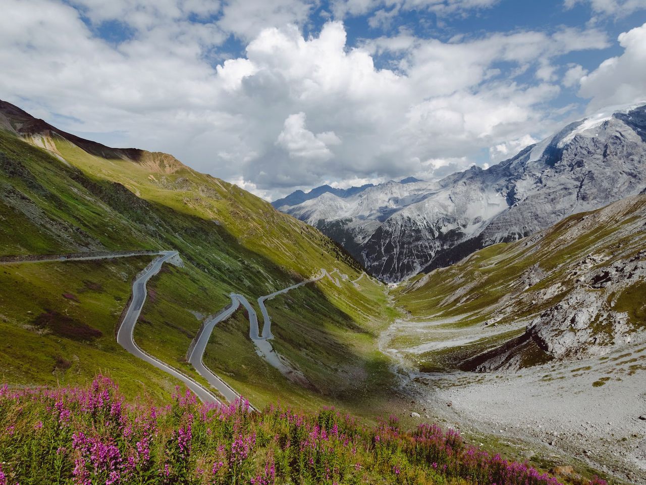 Die Serpentinen des Stelvio Passes in Italien