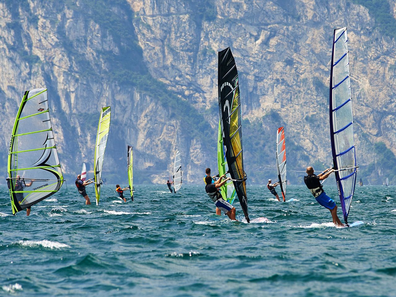 Windsurfer:innen auf dem Gardasee bei Torbole