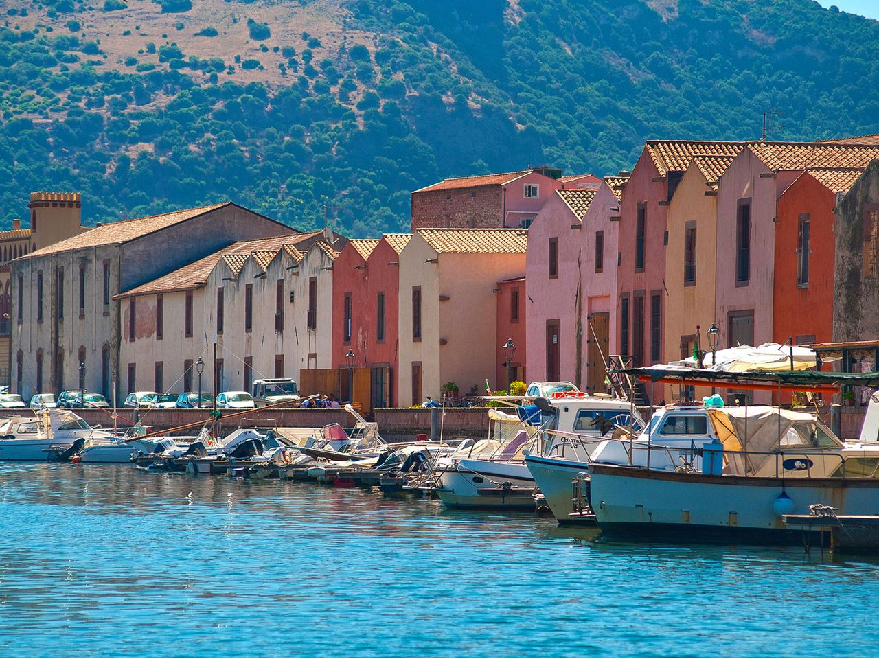 Bunte Häuschen und der Fluss Temo in Bosa, Sardinien