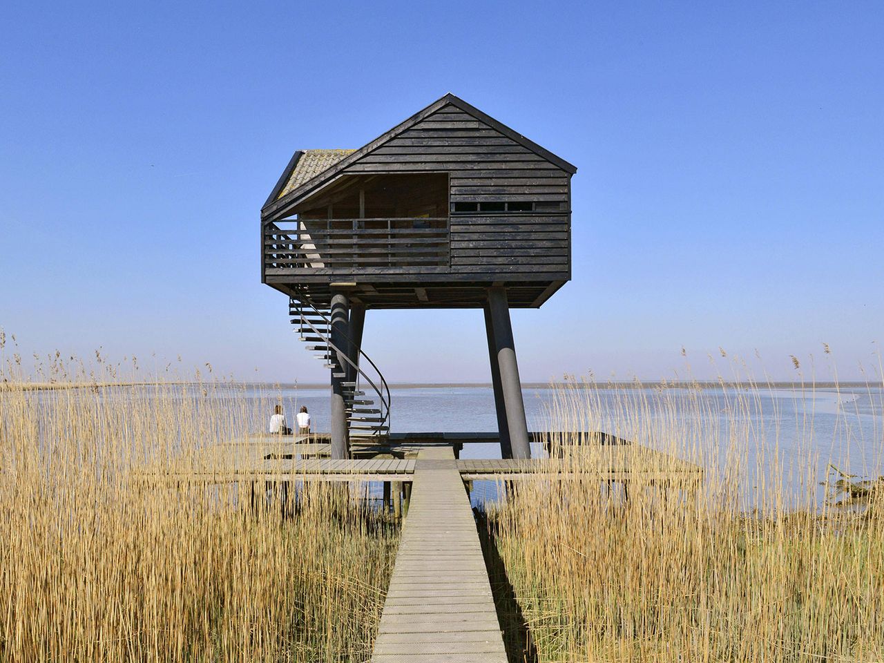 Der Kiekkekasten gewährt Radler:innen Ausblick auf die Dollard-Bucht