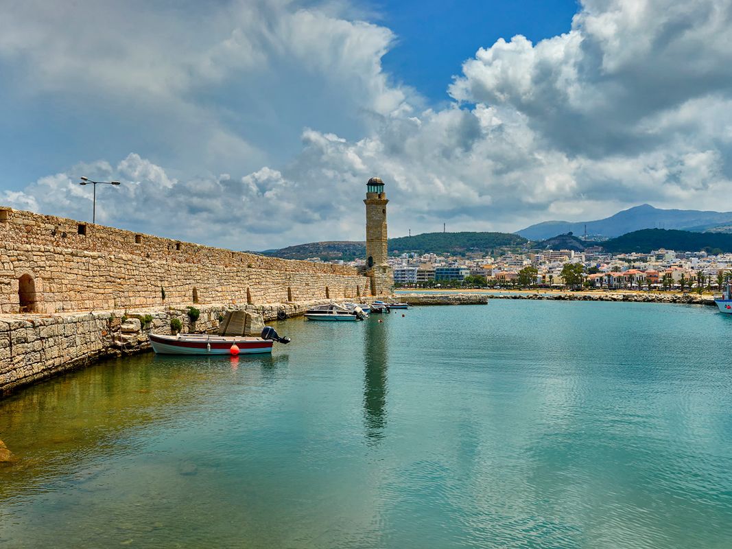 Der Hafen und die Burgmauer von Rethimnon