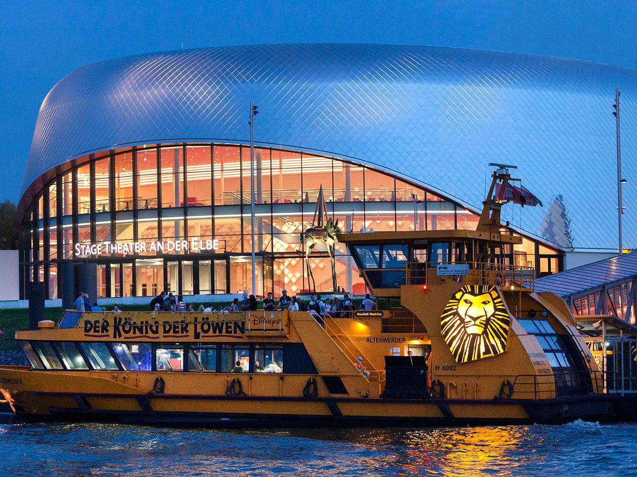 Stage Theater an der Elbe, beleuchtet