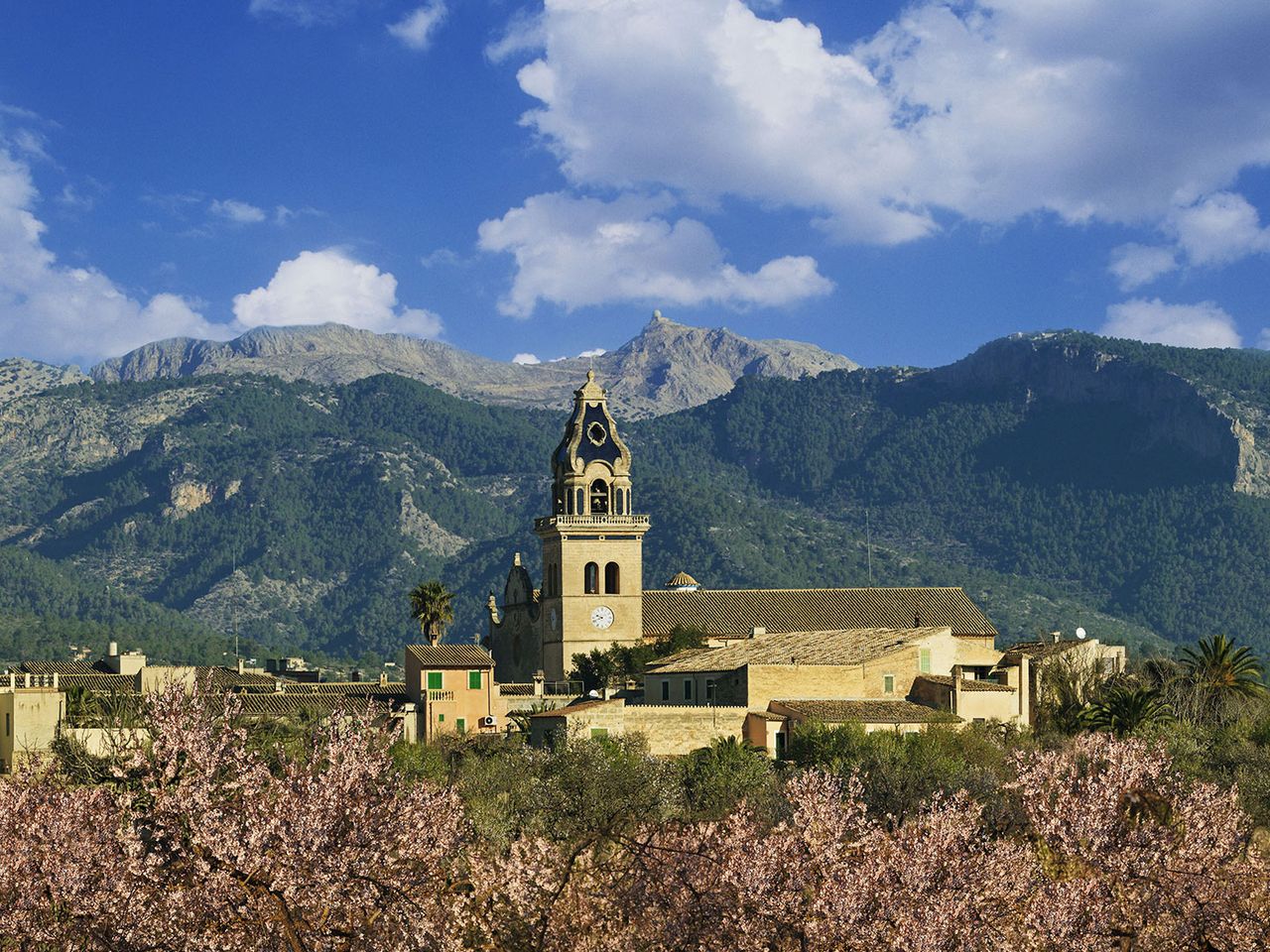Santa Maria del Camí, im Hintergrund die Tramuntana