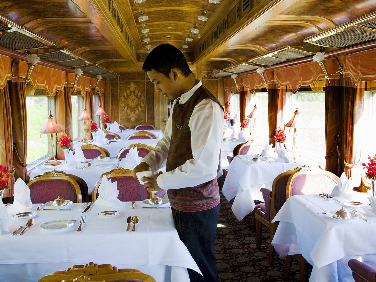 Steward im Eastern and Oriental Express