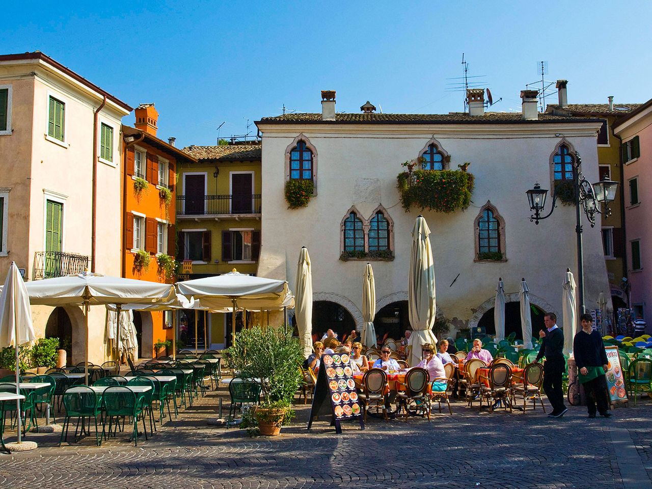 Garda, Palazzo dei Capitani und Café