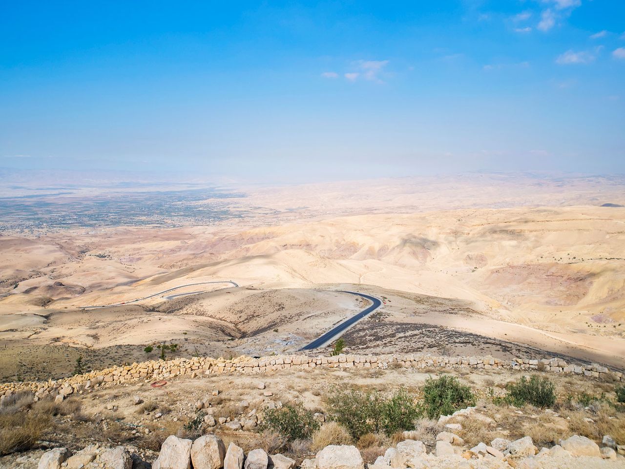 Blick vom Berg Nebo auf die umliegende jordanische Wüstenlandschaft