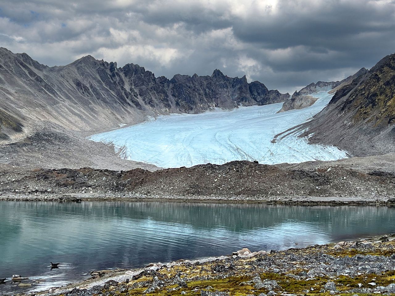 Blau leuchtender Gletscher auf Spitzbergen