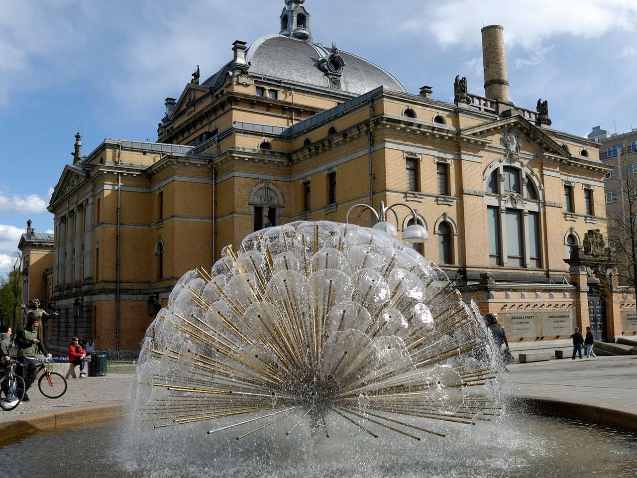 Nationaltheater in Oslo, mit Springbrunnen