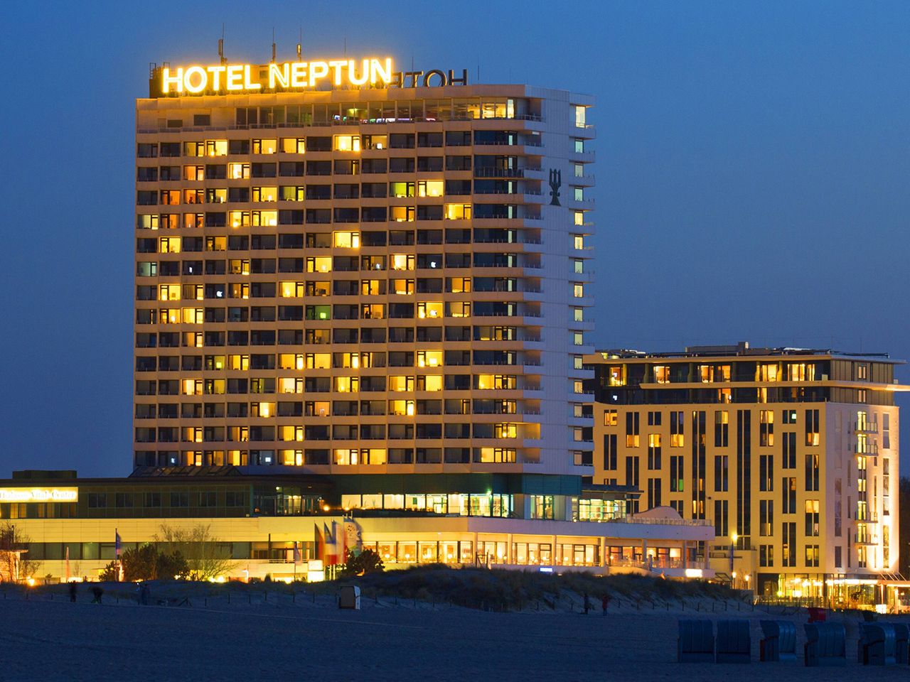 Das Hotel „Neptun“ am Strand von Rostock-Warnemünde