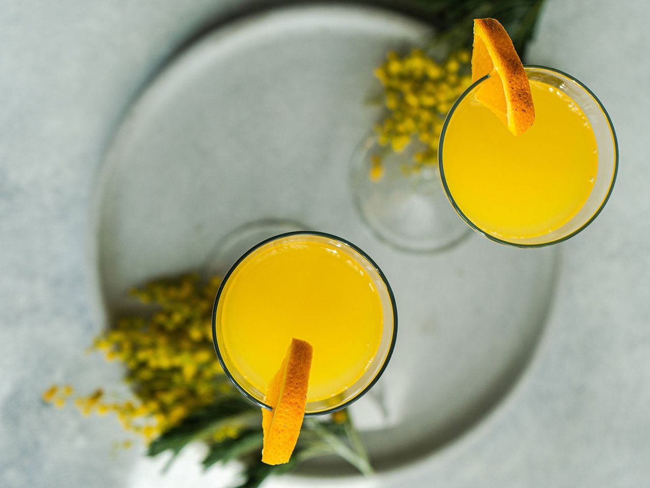 Zwei zubereitete Mimosa-Cocktails