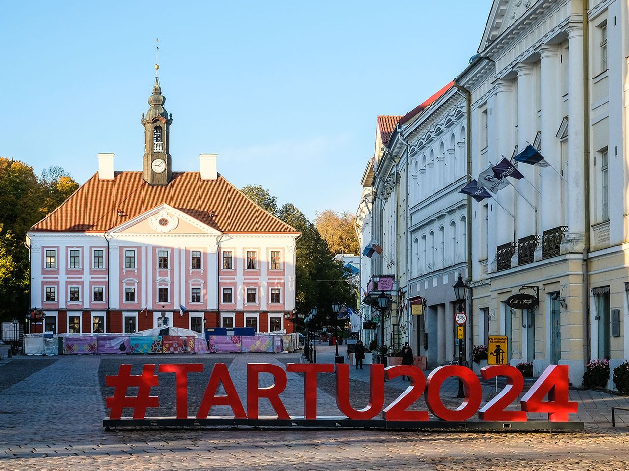 Rathaus auf dem Rathausmarkt in Tartu, Skulptur mit Buchstaben #TARTU2024