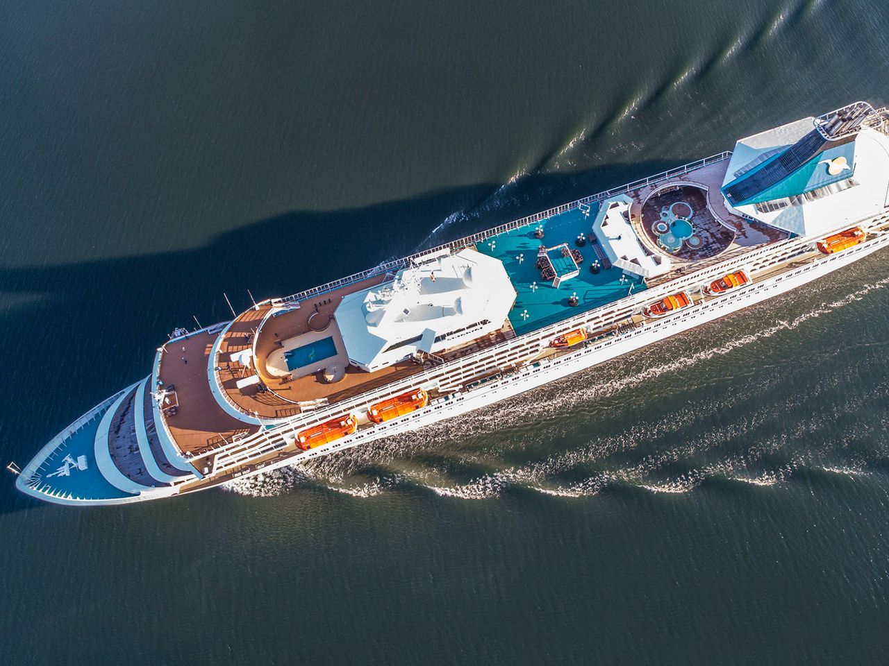 Luftaufnahme der MS Artania auf hoher See