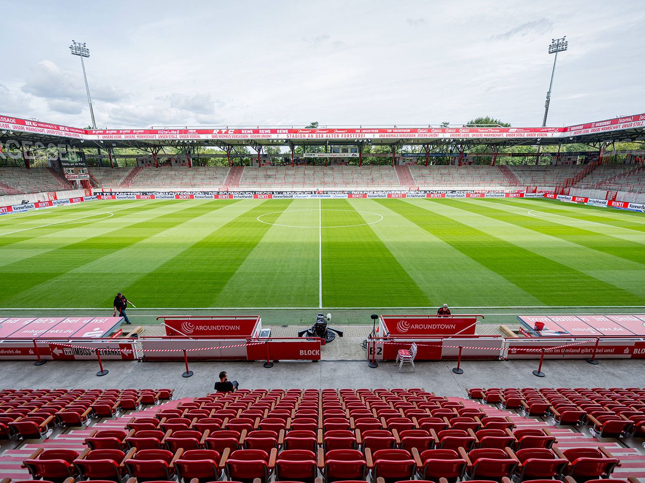 Rasen und Sitzplätze im Stadion an der Alten Försterei in Berlin