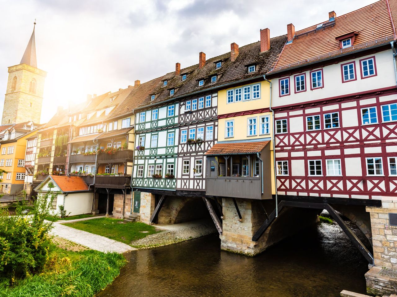 bebaute Krämerbrücke mit mittelalterlichen Häusern und die Gera, Erfurt