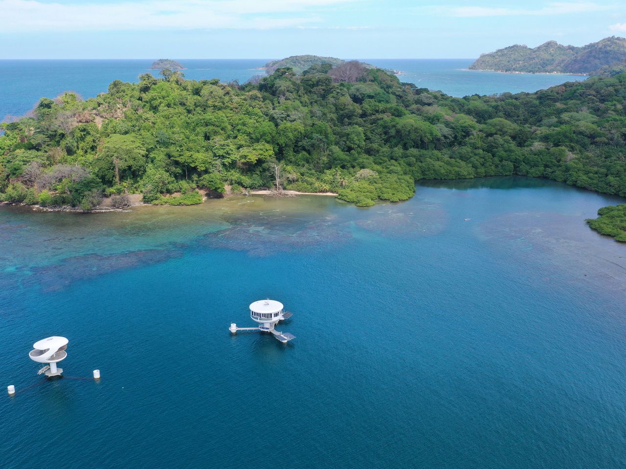 Luftaufnahme von den Seapods, schwimmenden Hotels bei Panama