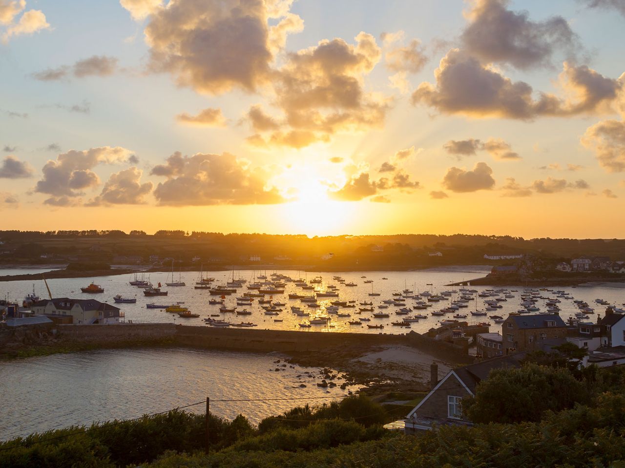 St. Mary's Harbour, Scilly Islands, bei Sonnenuntergang