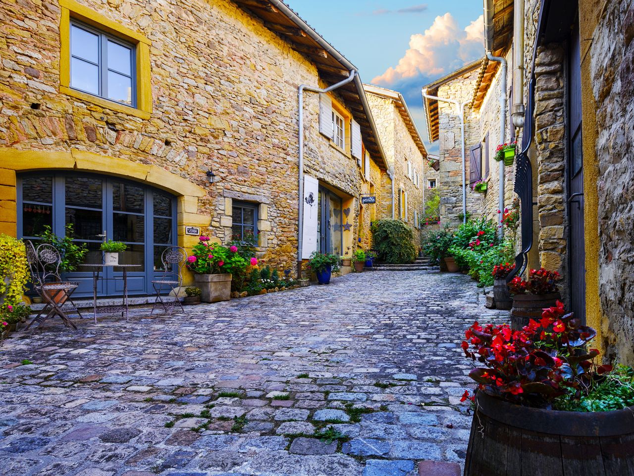Charmante Dorfstraße in Oingt, Frankreich