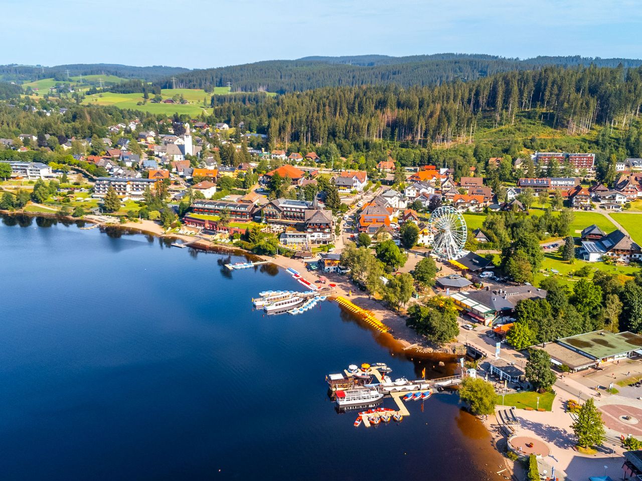 Blick auf Titisee-Neustadt und den Titisee selbst