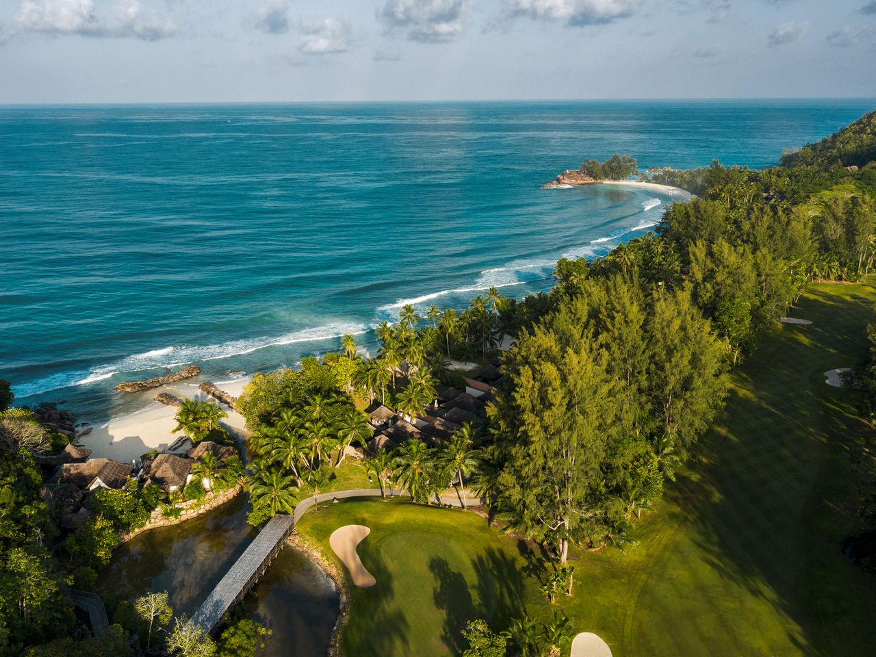 Blick von oben auf die Küste von Praslin