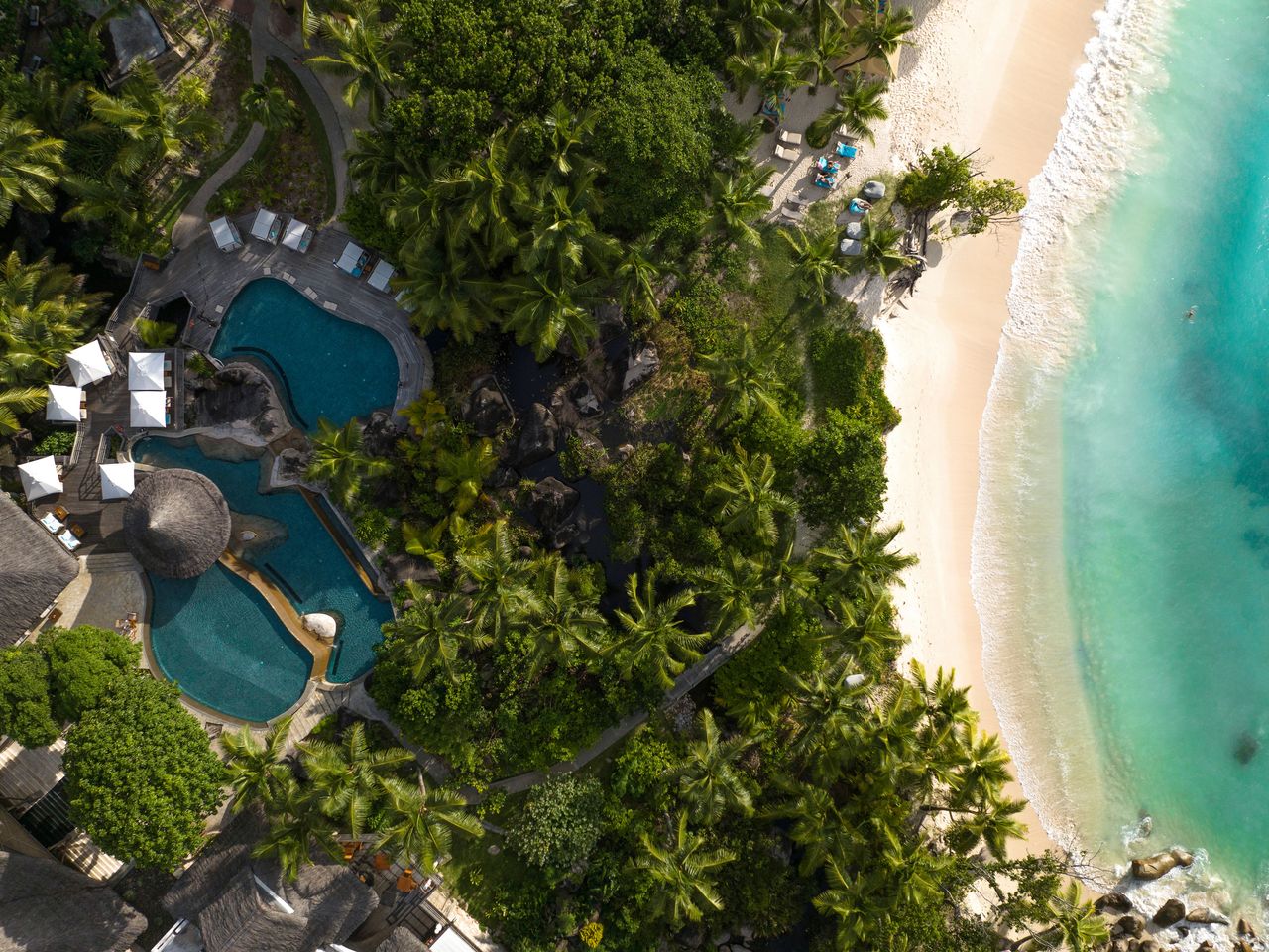 Constance Lemuria, Pool und Küste von oben