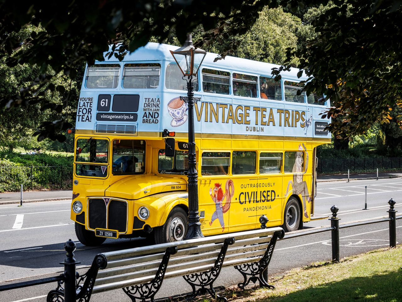 Bus von Vintage Tea Trips in Dublin