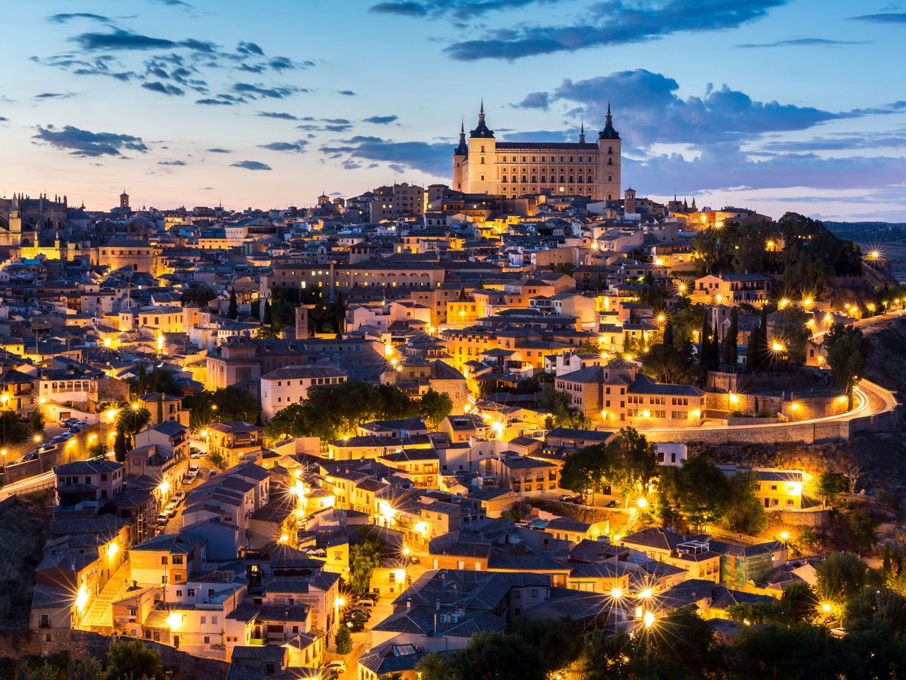 Blick auf das beleuchtete Toledo am Abend