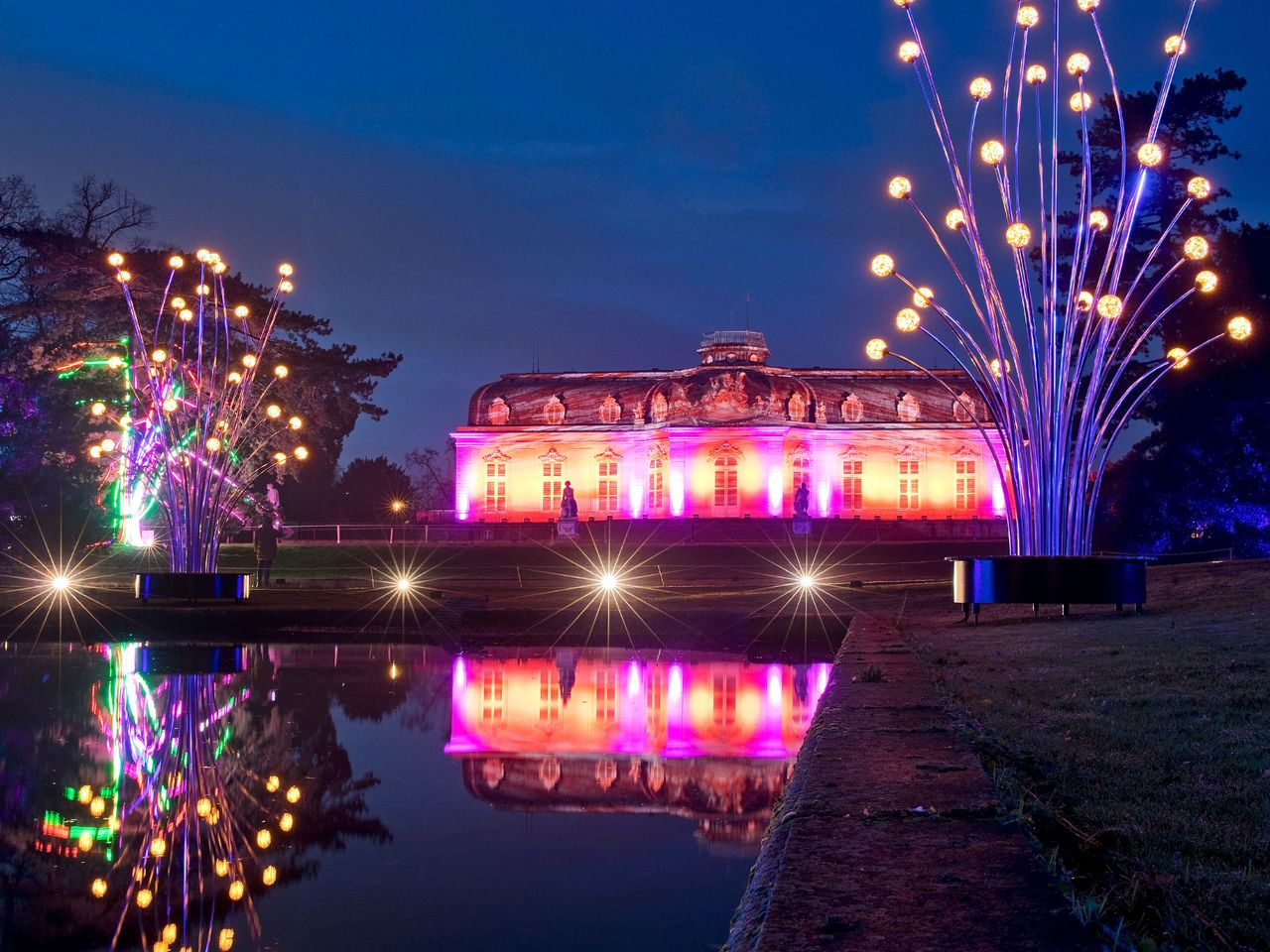 Das Schloss Benrath leuchtet im Schein der Lichterkerzen