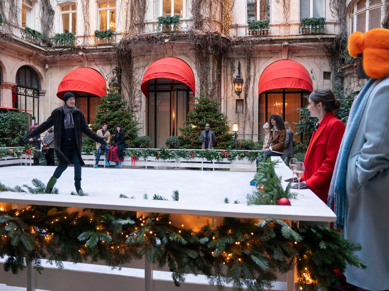 Eislaufbahn im Innenhof des Plaza Athénée, Emily in Paris