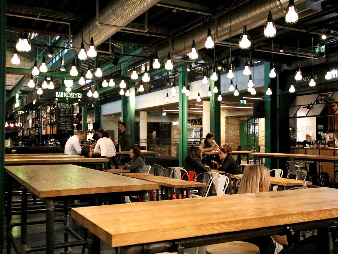 Tische in der Markthalle Hala Koszyki, Warschau