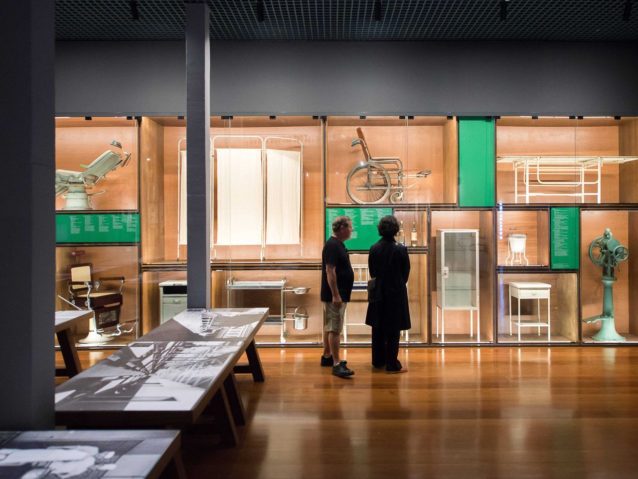 Menschen besuchen die Ausstellung im Museu da Imigra&ccedil;&atilde;o do Estado de S&atilde;o Paulo