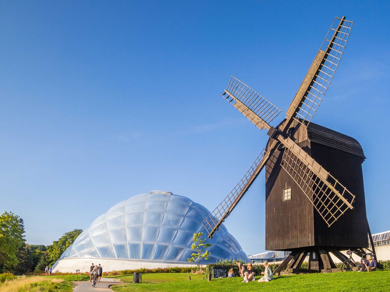 historische Holzmühle und Gewächshaus im Botanischen Garten Aarhus