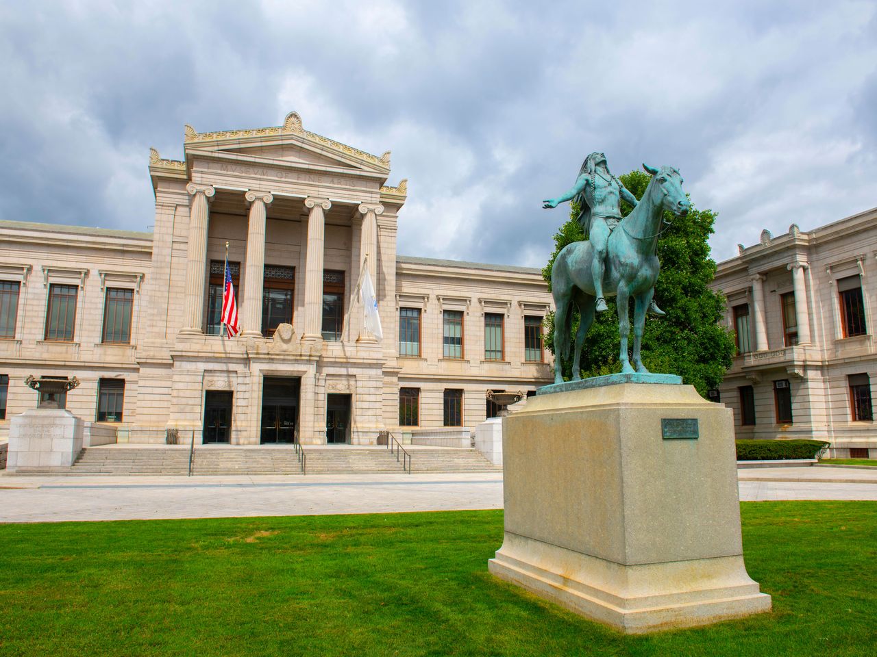 Museum of Fine Arts und Statue „Appeal to the Great Spirit“