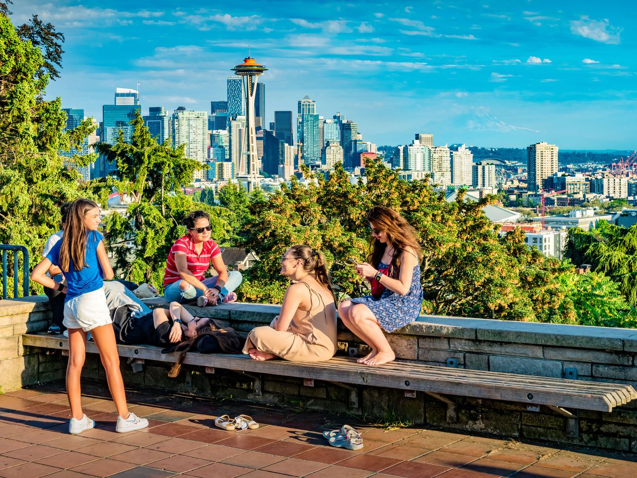 Freundesgruppe entspannt im Kerry Park in Seattle, Aussicht auf die Skyline