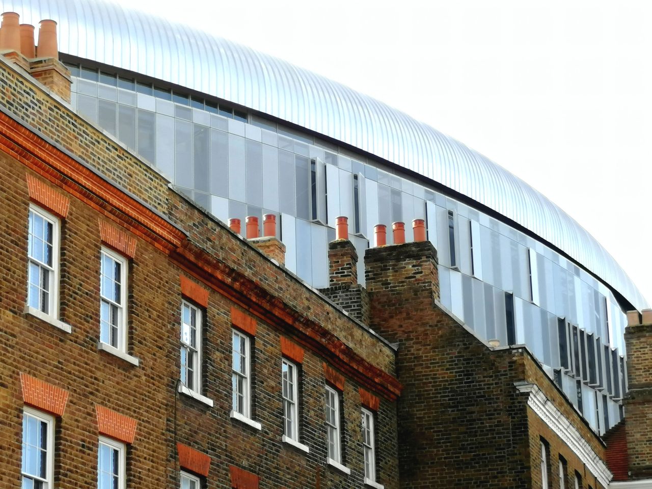 Tottenham Hotspur Stadium und Fabrikgeb&auml;ude im Vordergrund, London