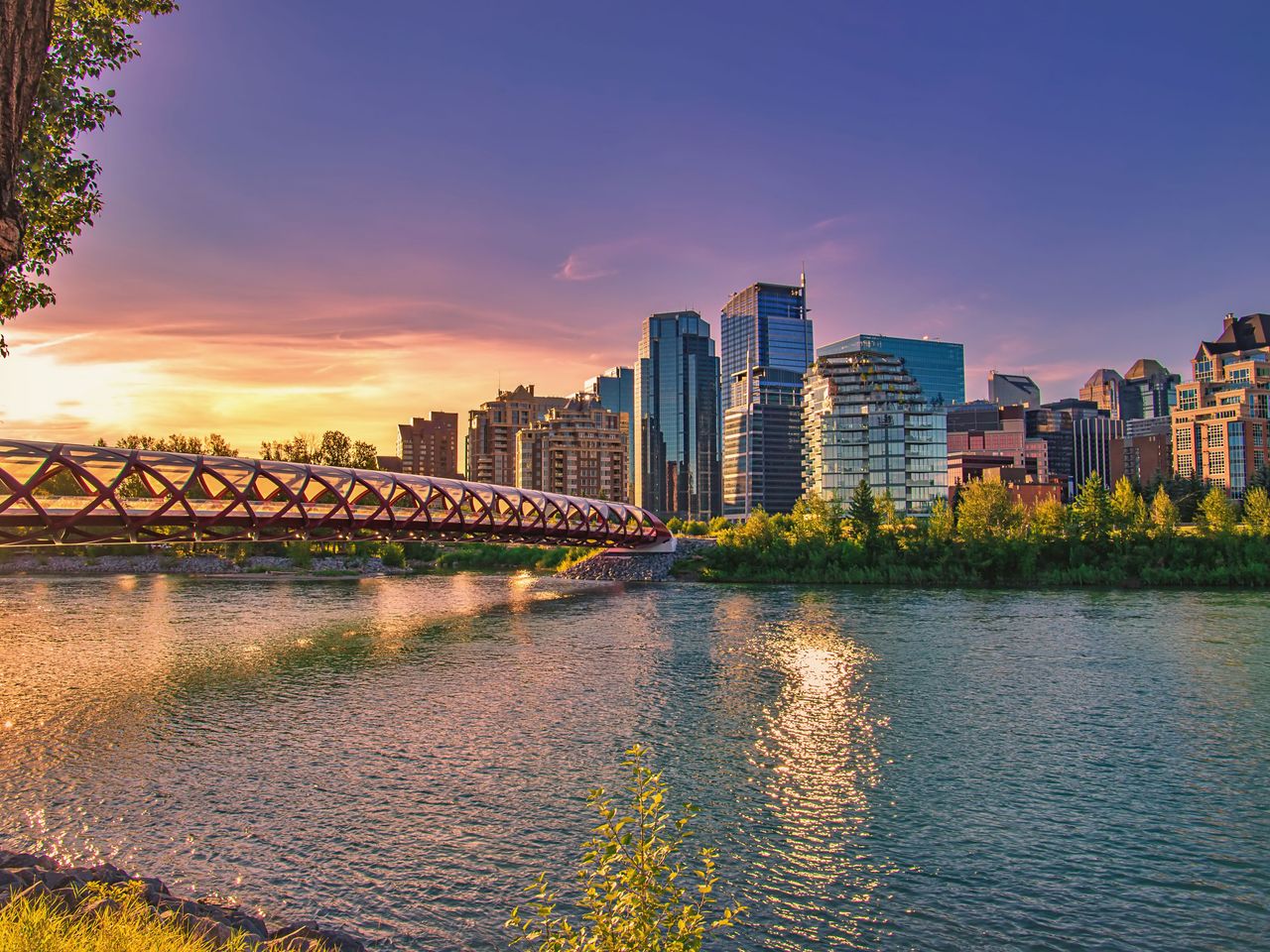Blick auf den Bow River und die Peace Bridge, Calgary