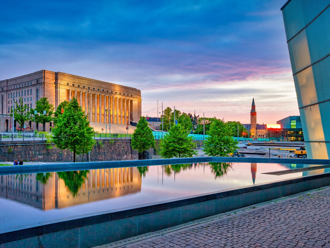 Parlamentsgeb&auml;ude von Helsinki, beleuchtet am Abend