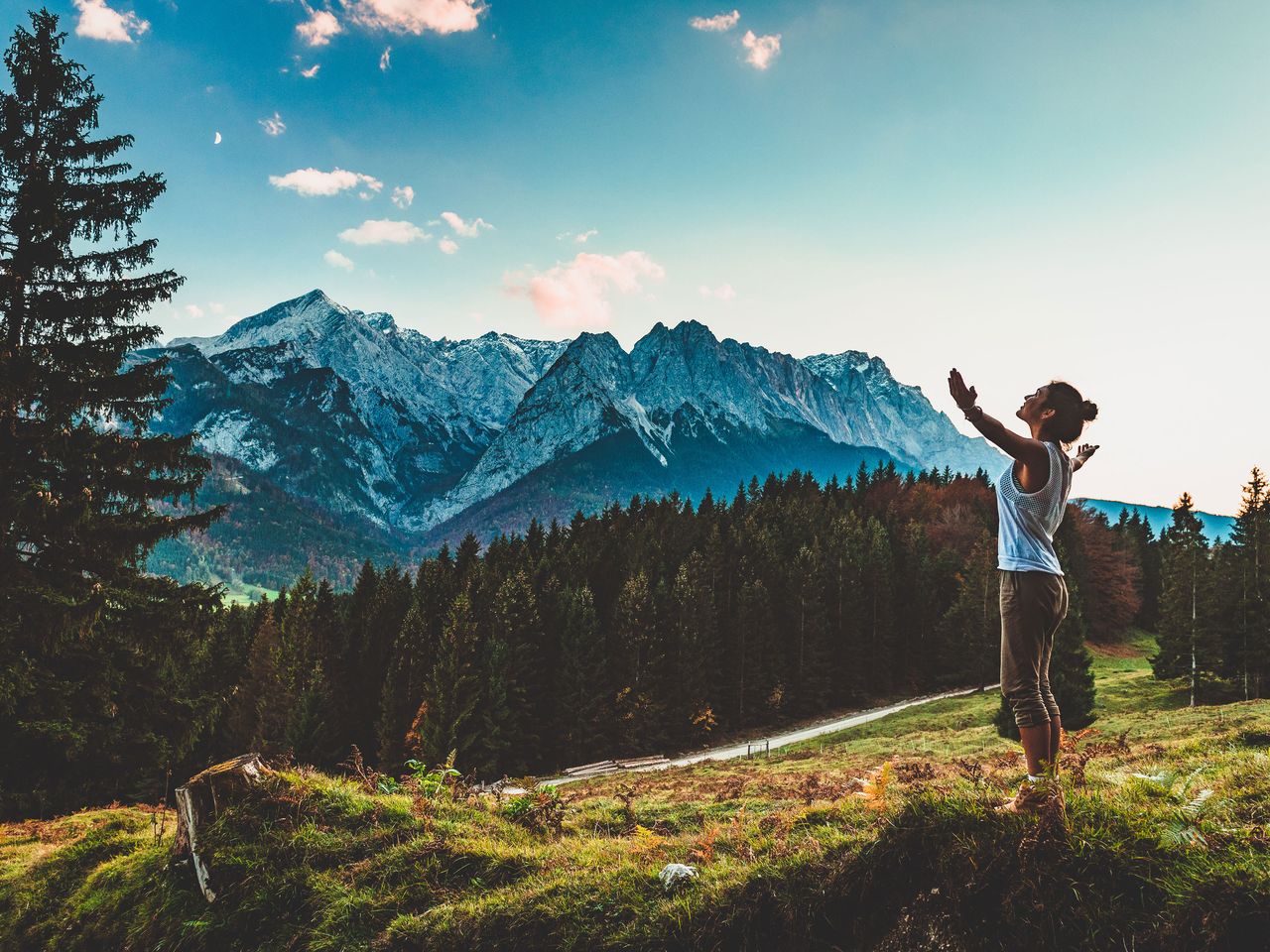 Frau macht Atem&uuml;bungen in Garmisch-Partenkirchen