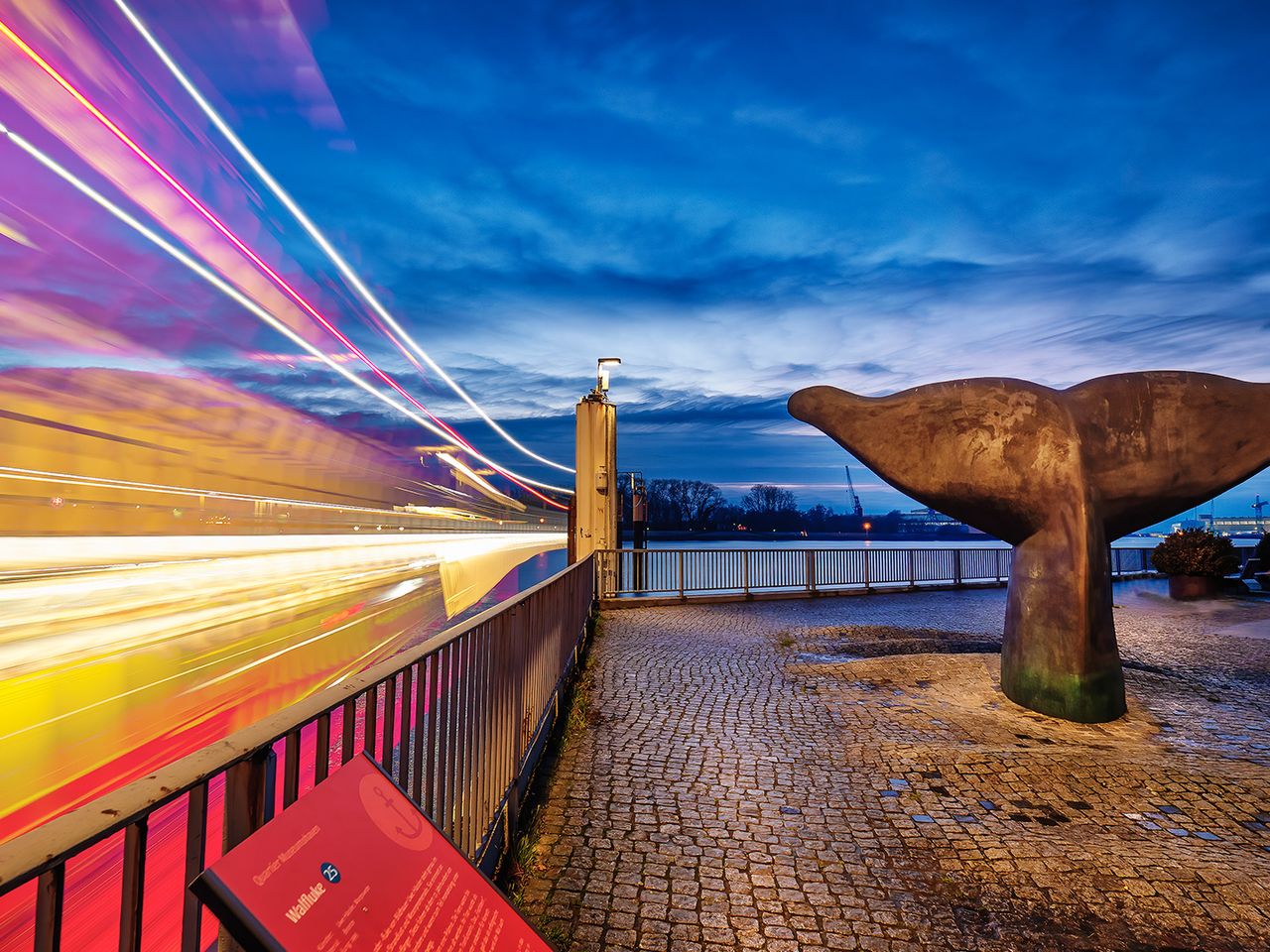 Ablegen der Weserfähre in Vegesack und die Skulptur einer Walfluke