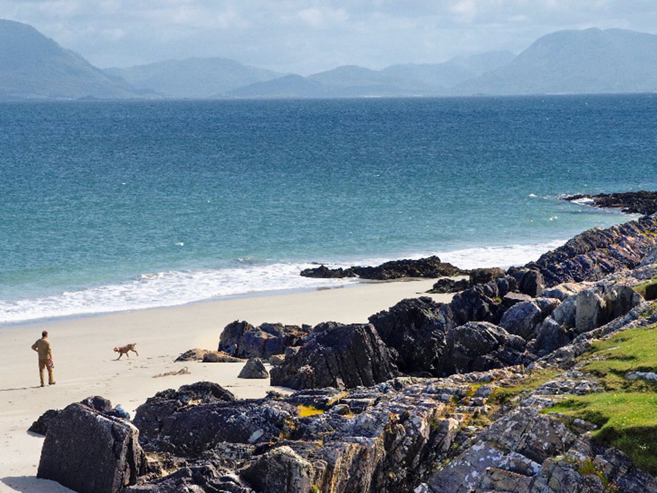 Langer Sandstrand auf der irischen Insel Inishturk